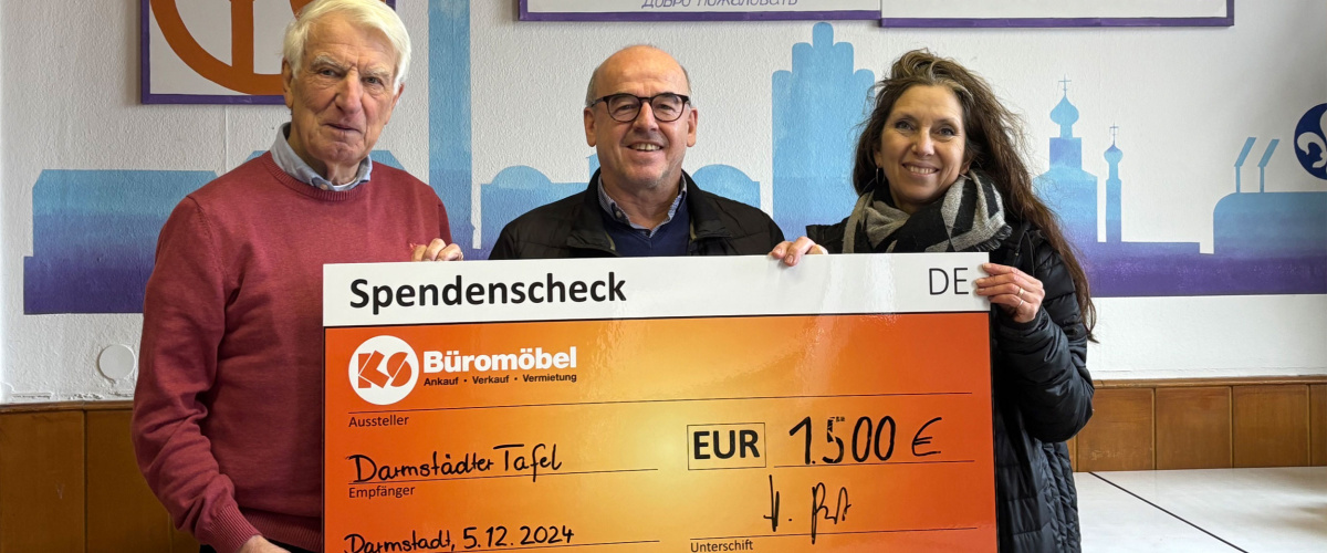 Übergabe des Spendenschecks durch Herrn Pest (Geschäftsführer von KS Büromöbel)